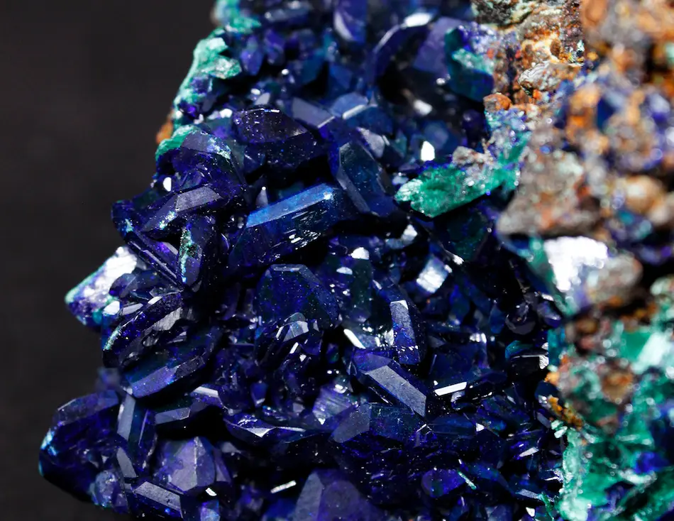 Cristaux bleu profond d’azurite sur matrice, spécimen minéralogique de collection