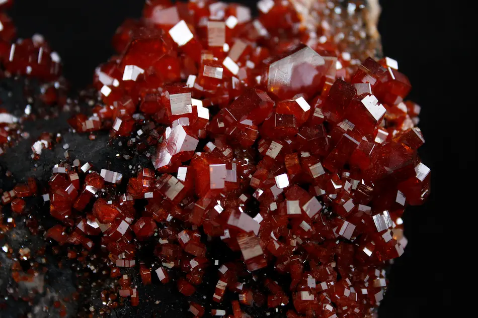 Cristaux rouges de vanadinite sur matrice, spécimen minéralogique de collection